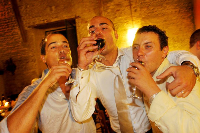 sposo beve tanto vino fotografia